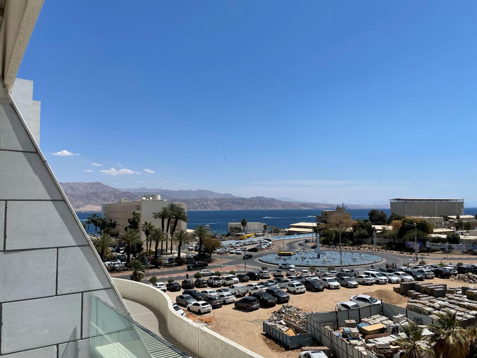 סוויטה ים בוטיק רק 50 מטר מהים במתחם Seaside היוקרתי עם בריכה - By Seaelo